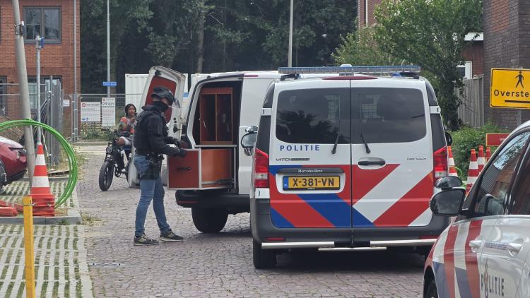 Zware politie-inzet  na conflict nepvuurwapen aangetroffen